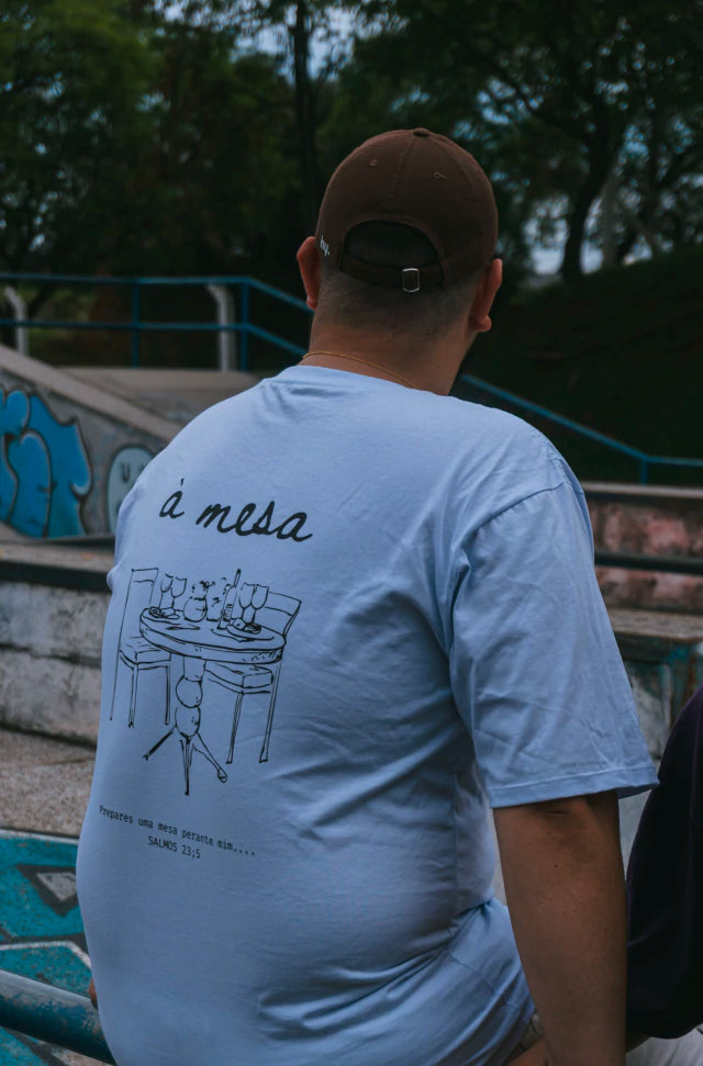 Camiseta à mesa