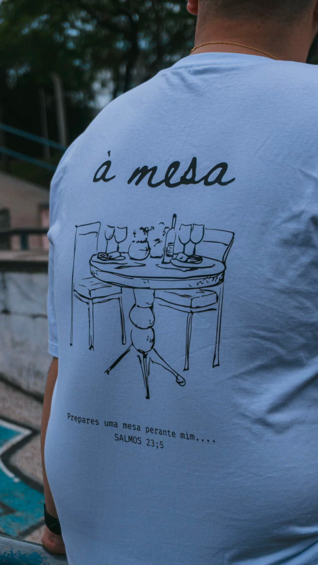 Camiseta à mesa