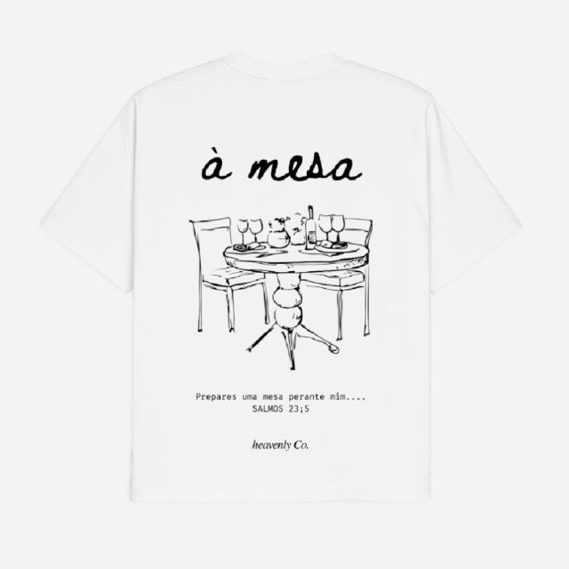 Camiseta à mesa